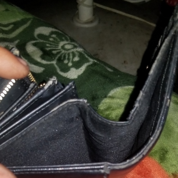 Guess Women's Leather Bi-fold Clutch Wallet - Picture 6 of 8